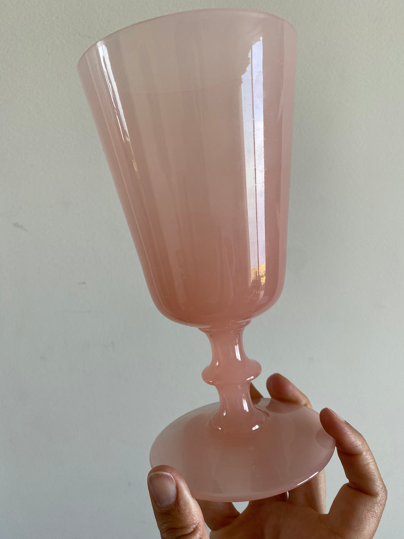 Vase à pied en opaline rose