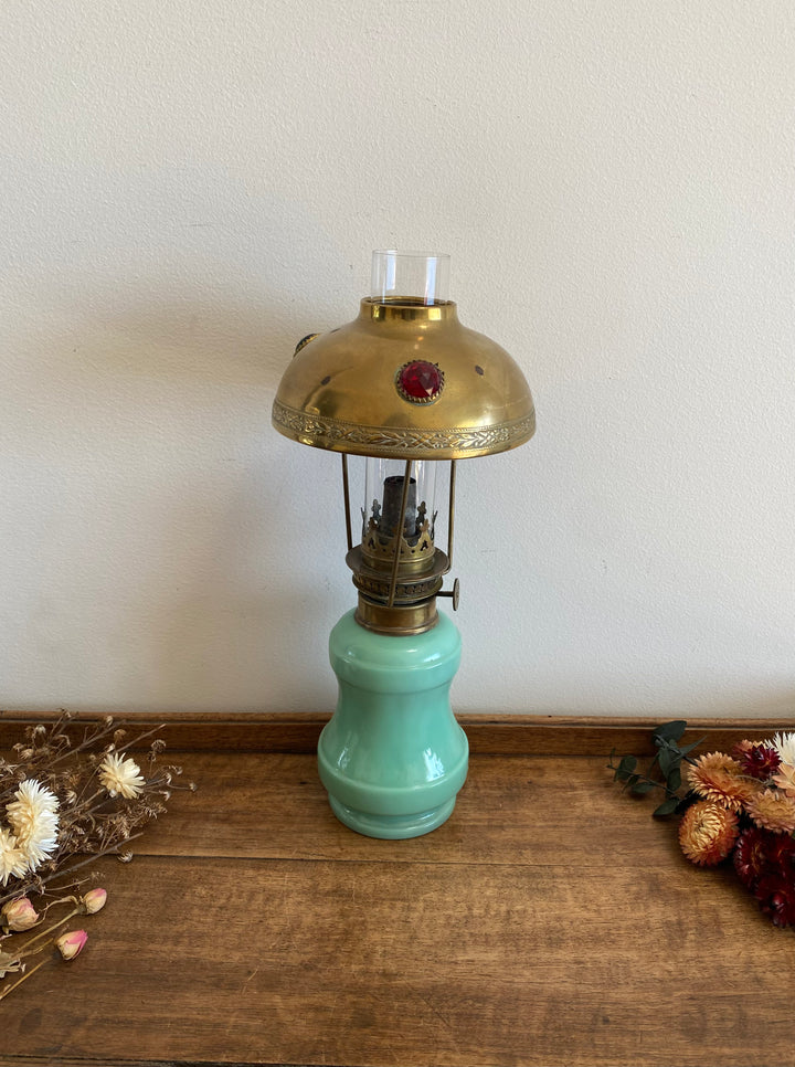 Lampe à pétrole en opaline bleue avec abat jour style parisienne