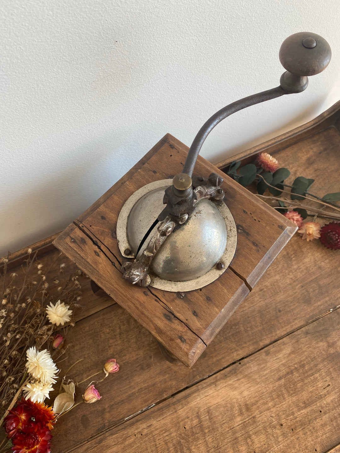 Moulin à café en bois travaillé et métal laqué