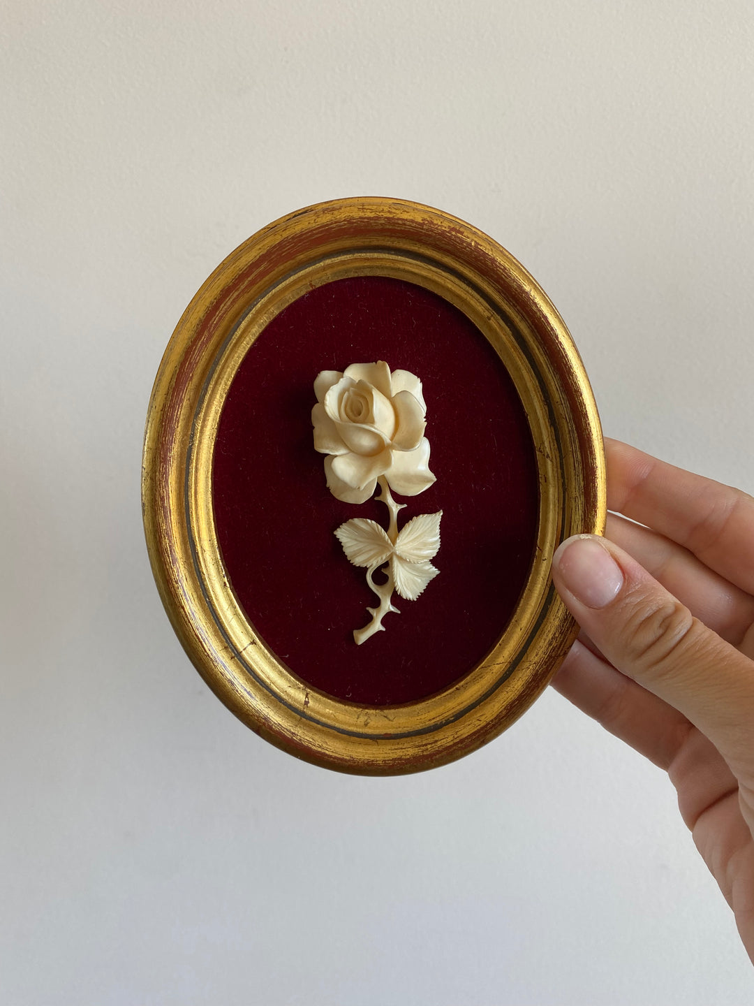 Cadre doré fond velours rose sculptée en résine