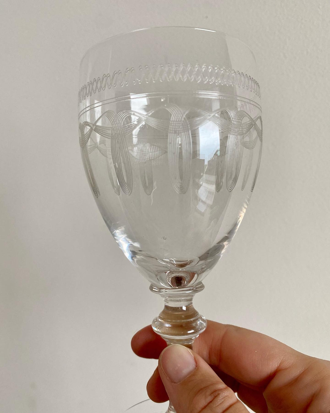 Verres à vin en cristal avec frises décoratives gravées