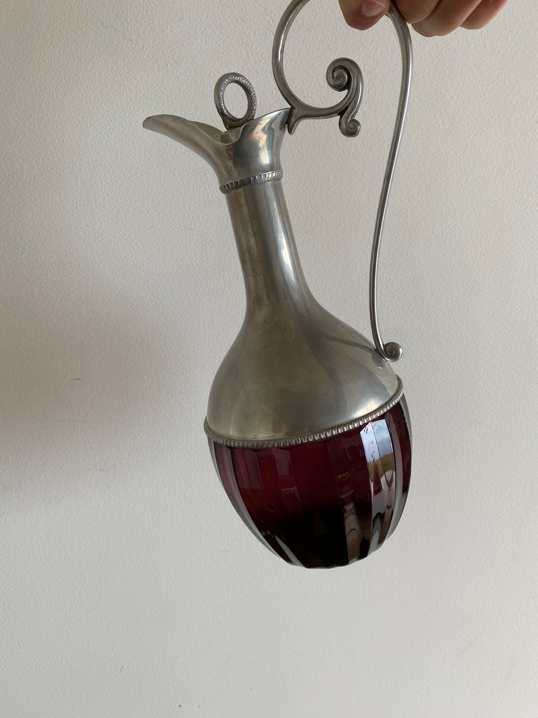 Aiguière en métal argenté et verre violette