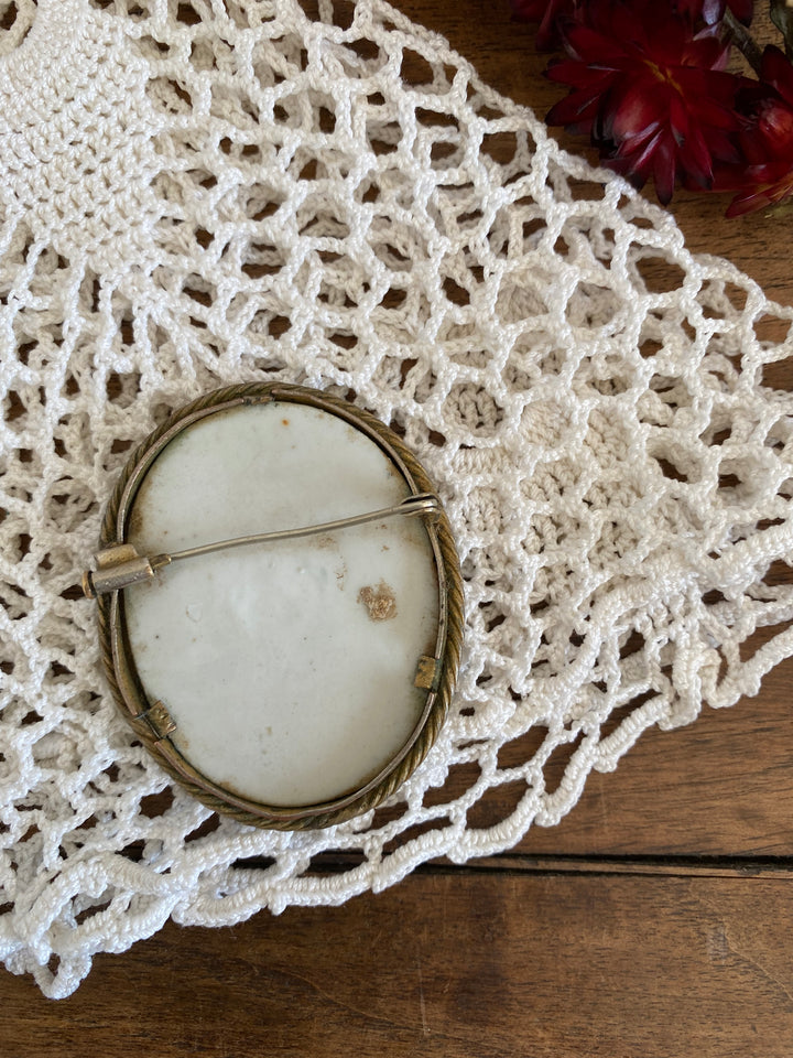 Broche camée bleue et argentée