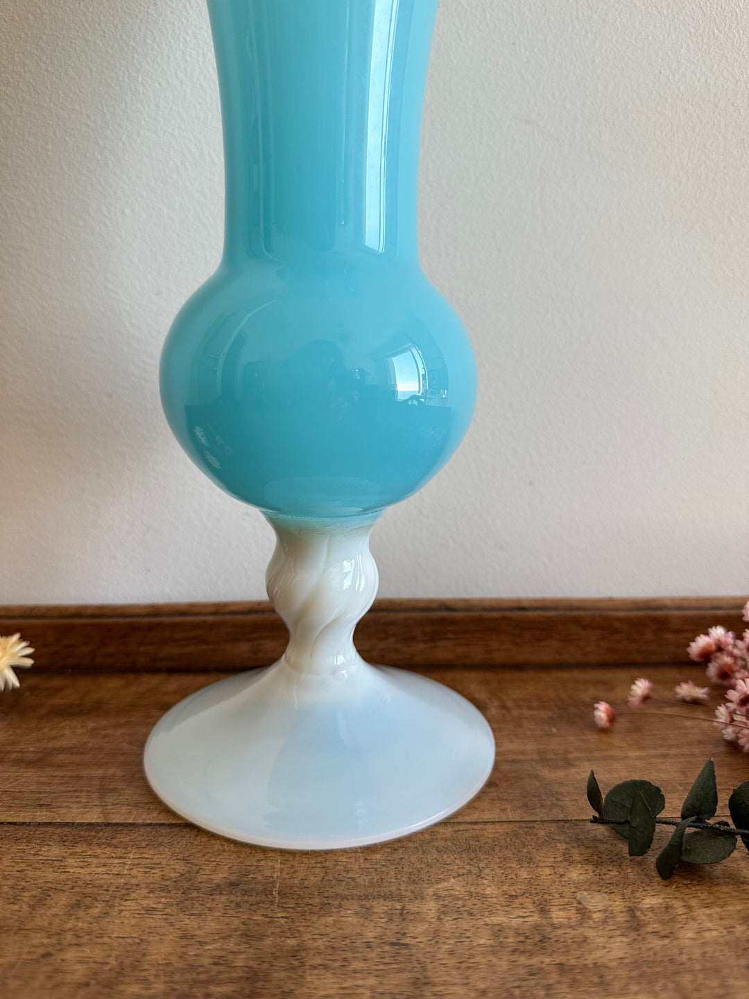 Vase en opaline bleu sur pied blanc