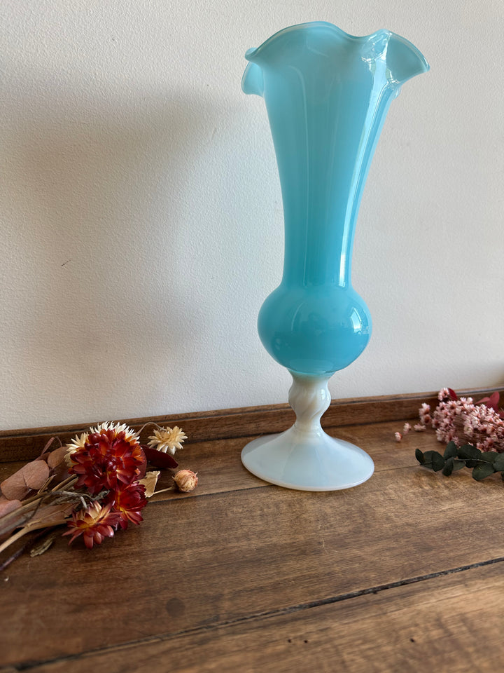 Vase en opaline bleu sur pied blanc