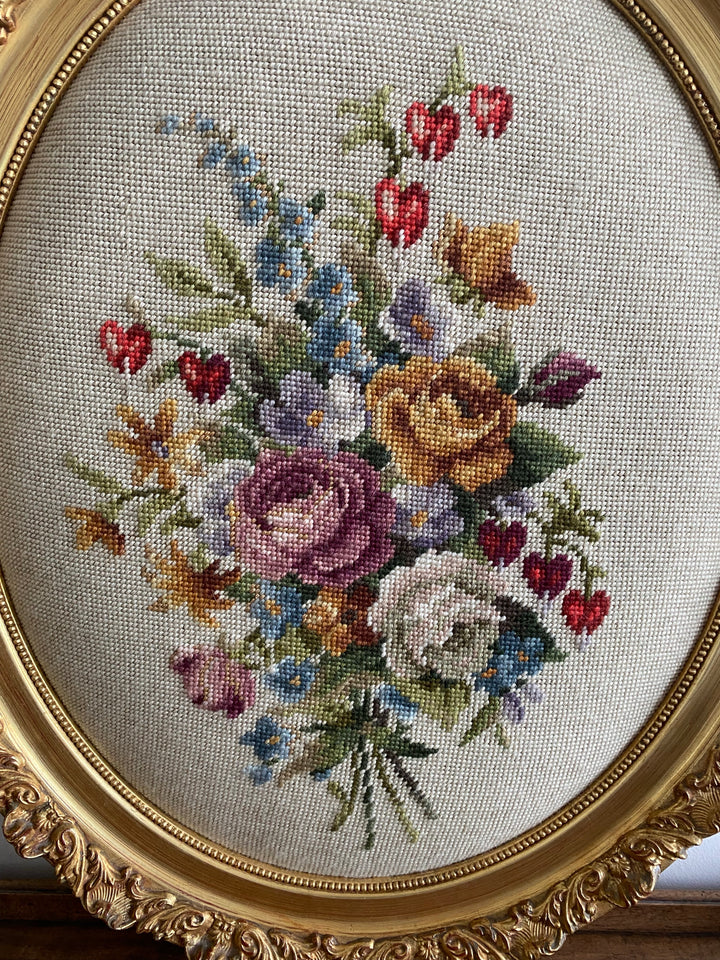 Broderie XL bouquet de fleurs dans cadre à moulures dorées