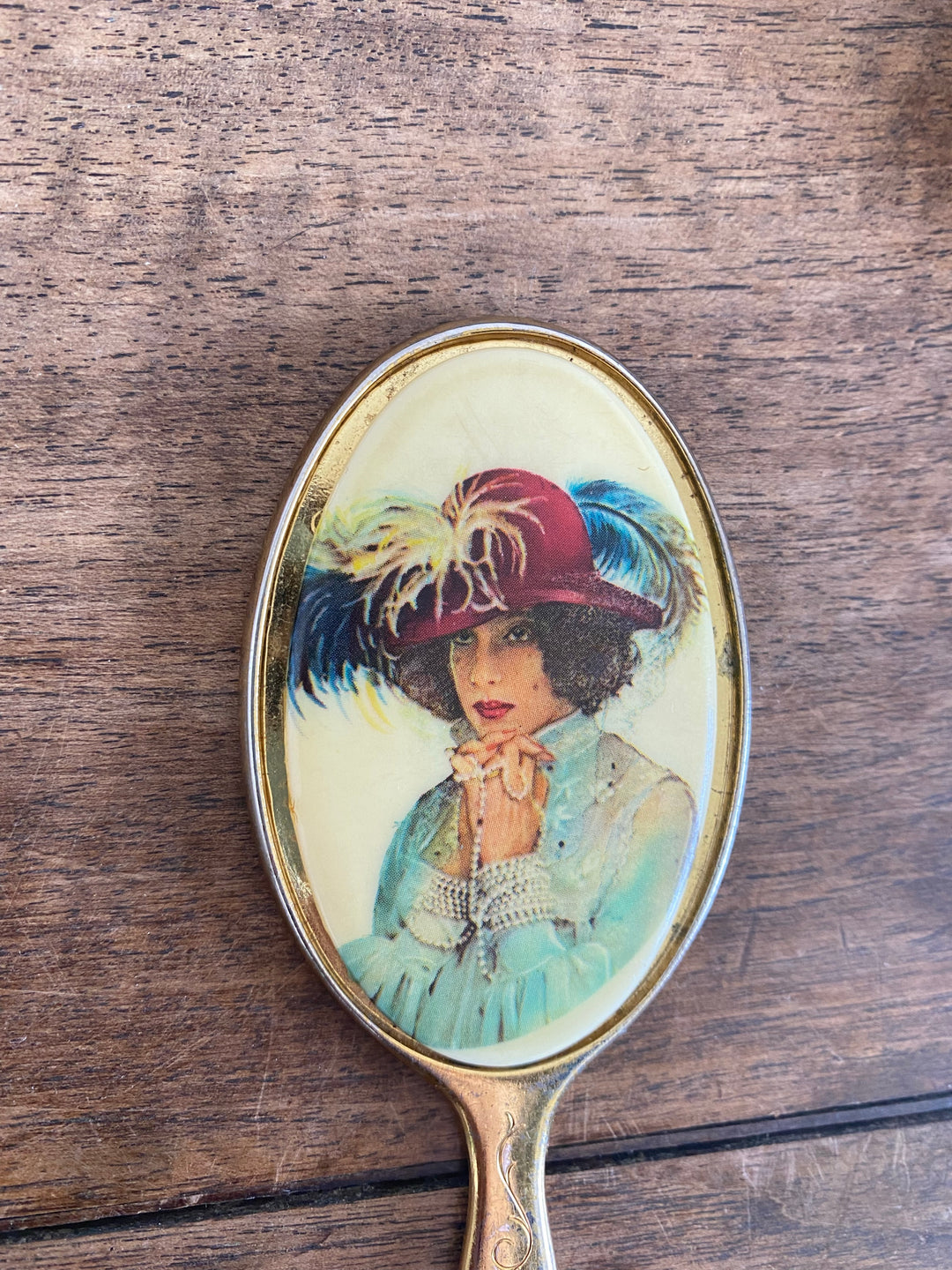 Miroir à main élégante dame et son chapeau