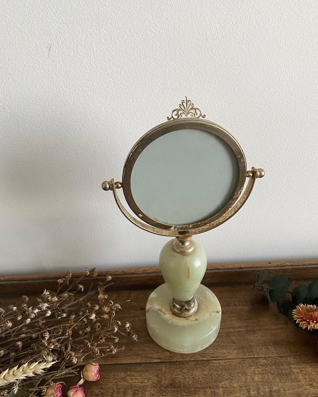 Miroir de toilette en albâtre onyx sur pied avec armature dorée