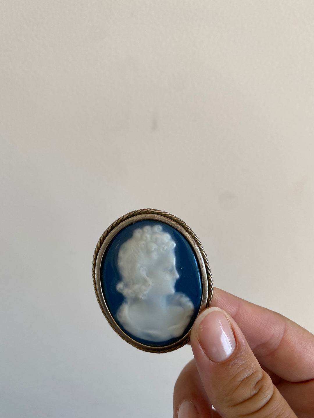 Broche camée bleue et argentée