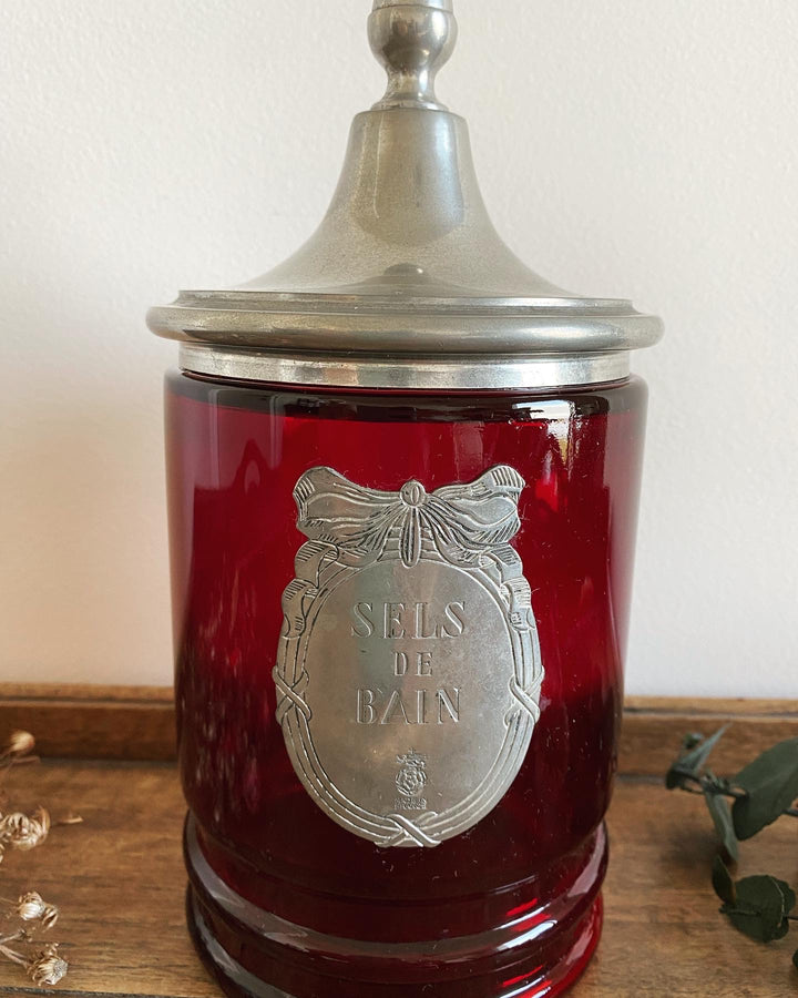 Pot à sels de bain en verre rouge et étain