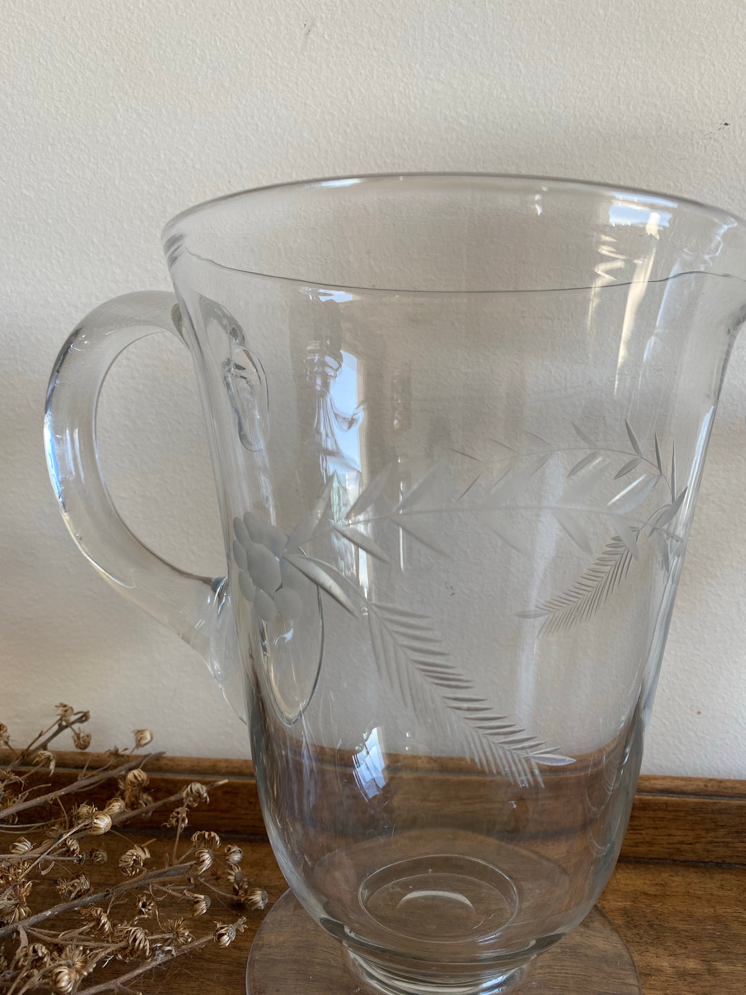 Carafe et pichet en verre travaillé assortis