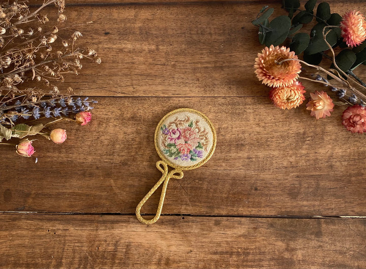 Miroir à main des années 50, armature dorée avec sa broderie florale