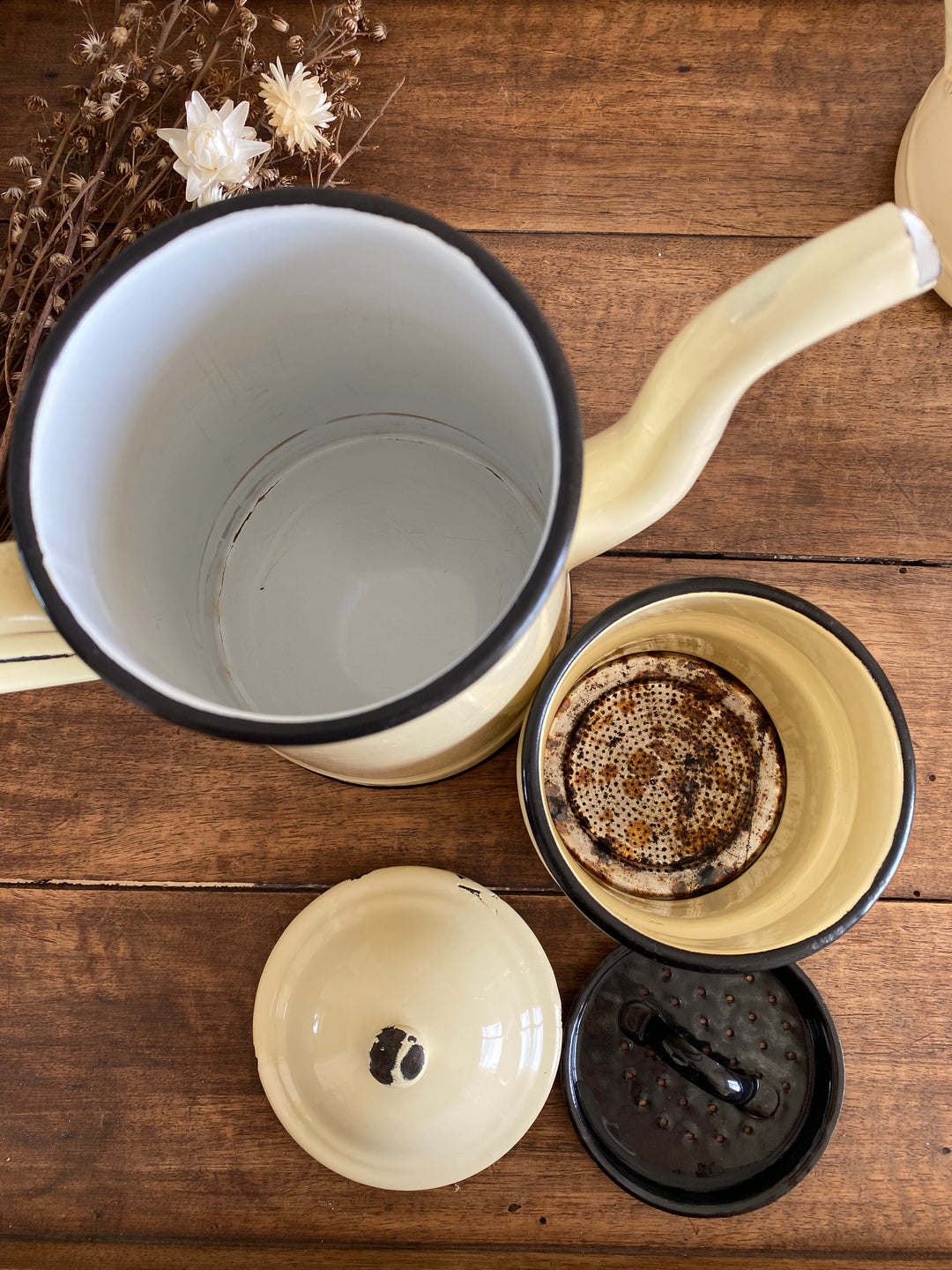 Cafetières décoratives en émail couleur crème - années 50