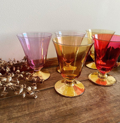 Verres à vin ou à champagne colorés sur pieds dorés