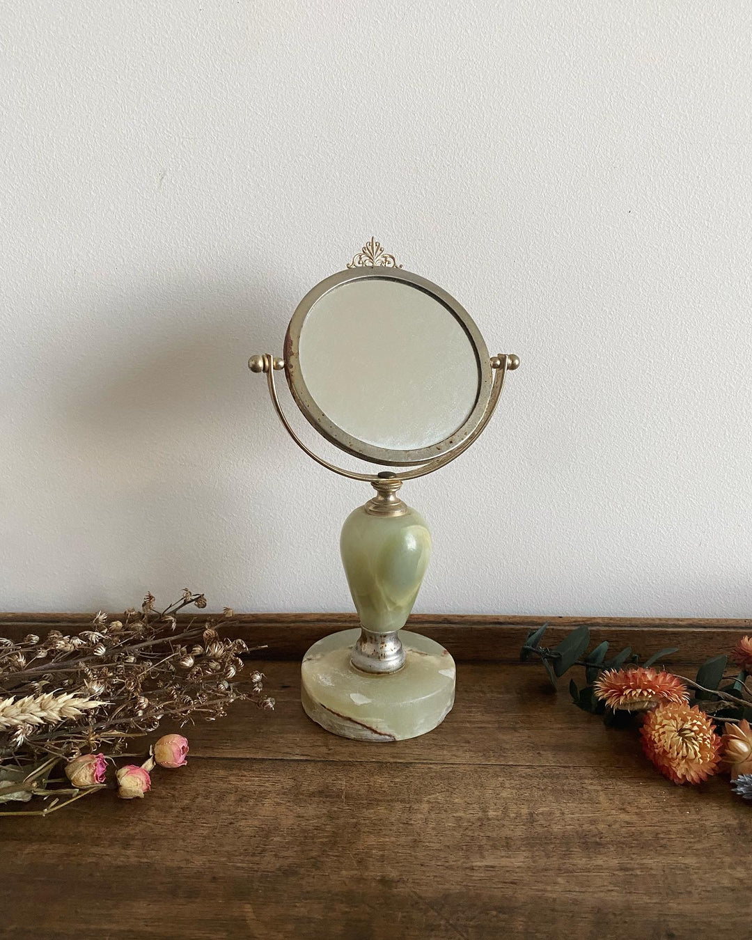 Miroir de toilette en albâtre onyx sur pied avec armature dorée