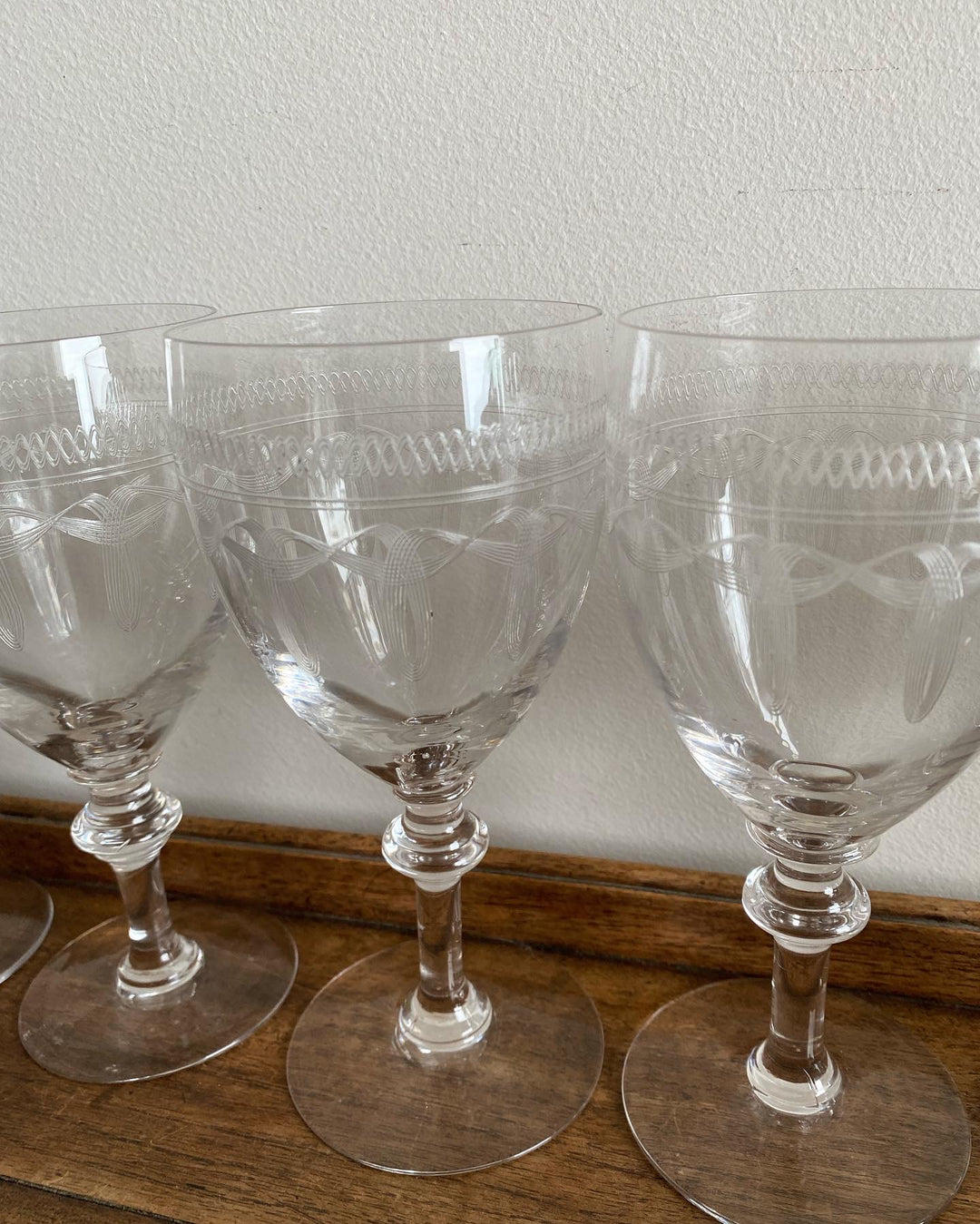 Verres à vin en cristal avec frises décoratives gravées