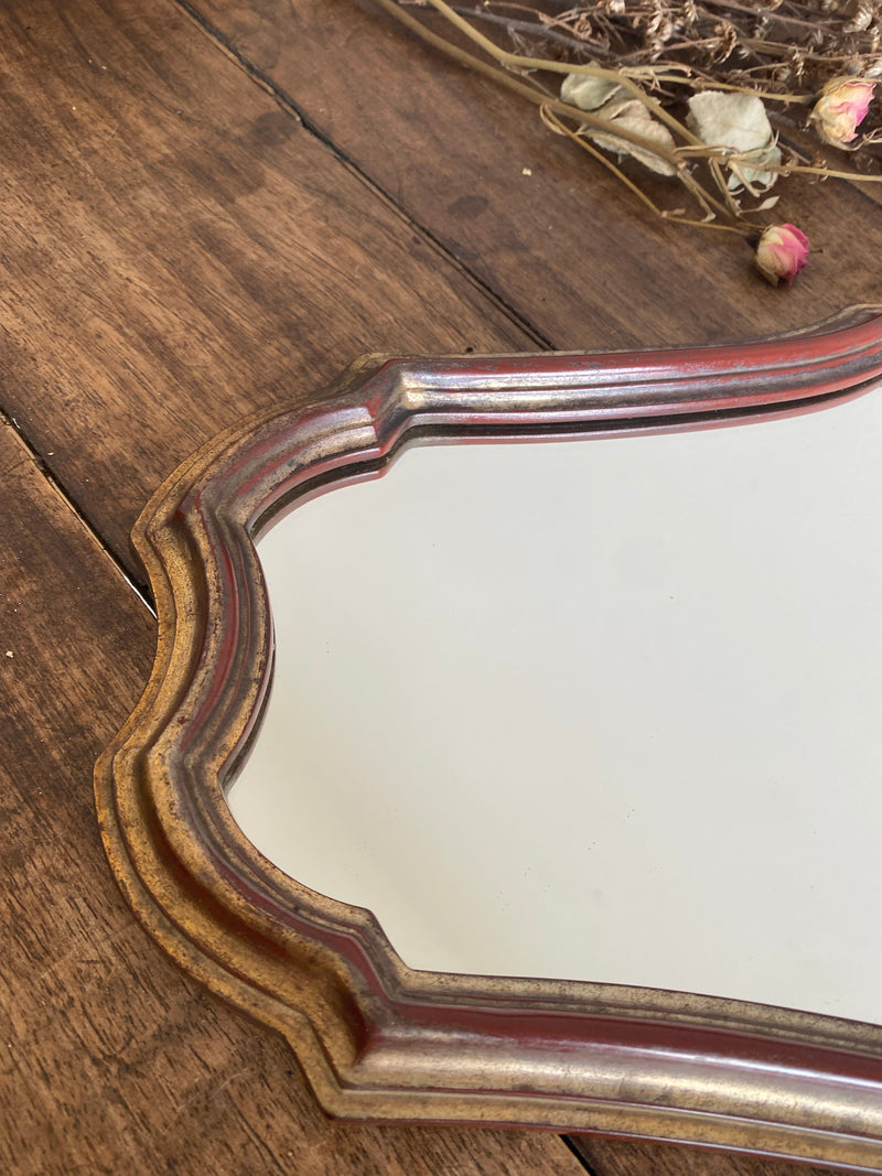 Miroir aux formes chantournées en bois doré