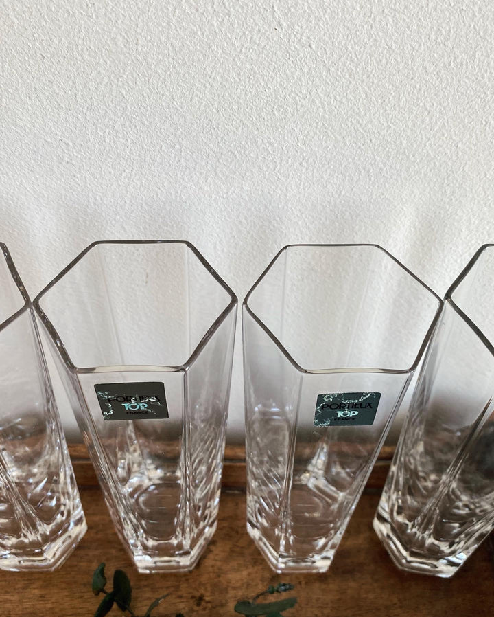 Verres en cristal à pans coupés et fonds massif