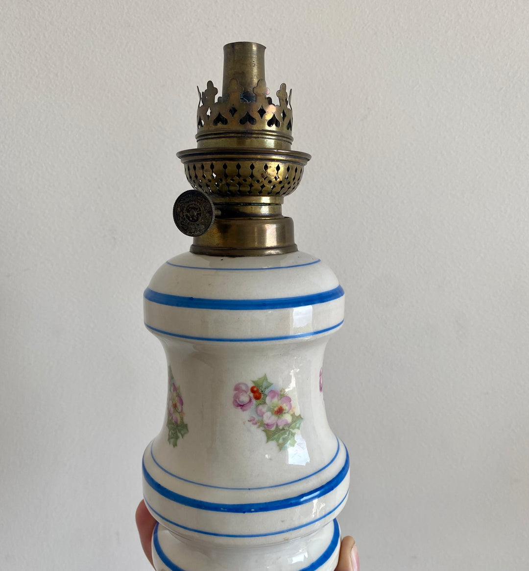 Lampe à pétrole vintage en porcelaine petites fleurs Kosmos