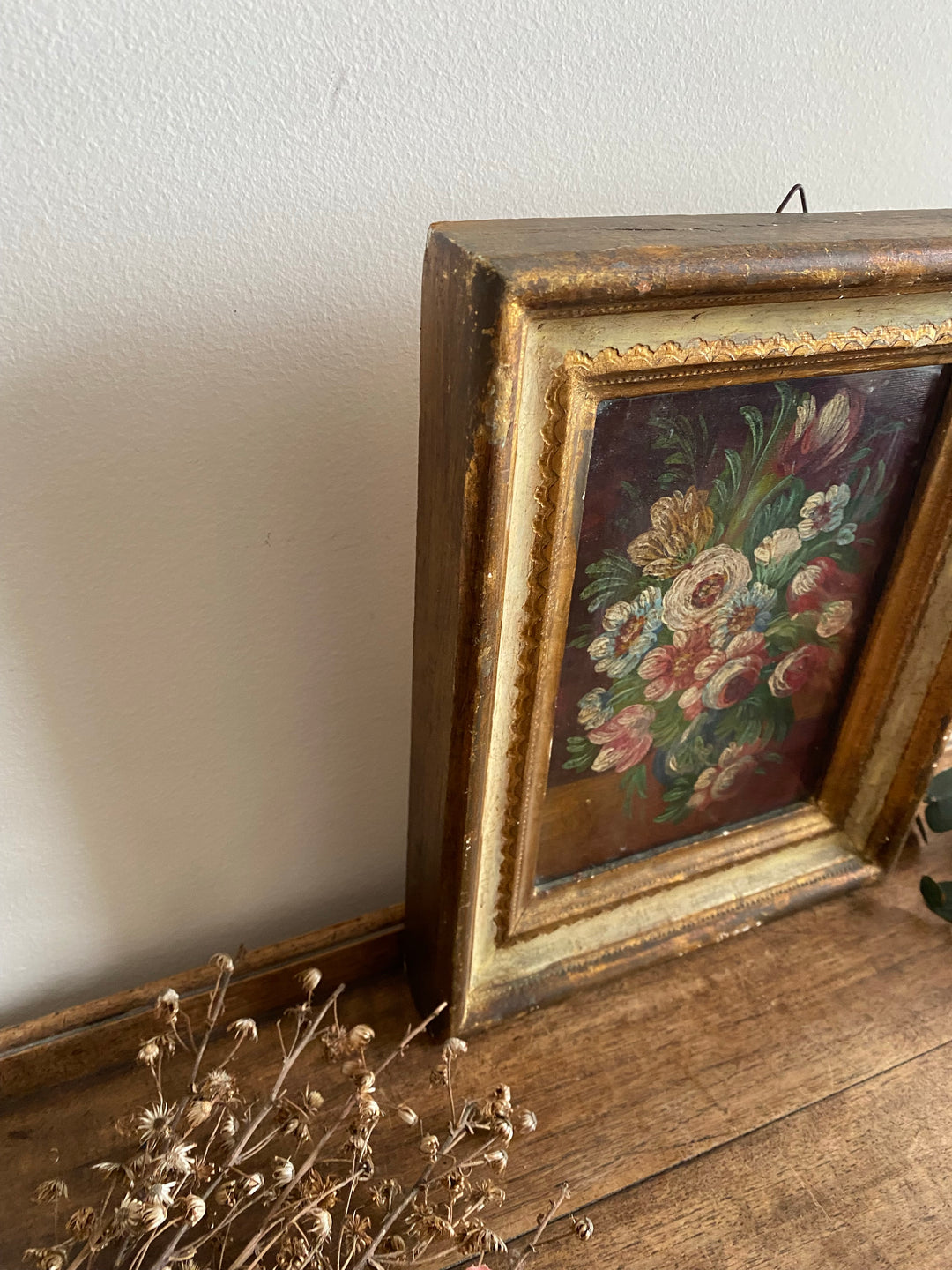 Bouquet de fleurs sur fond marron dans son cadre mordoré en bois