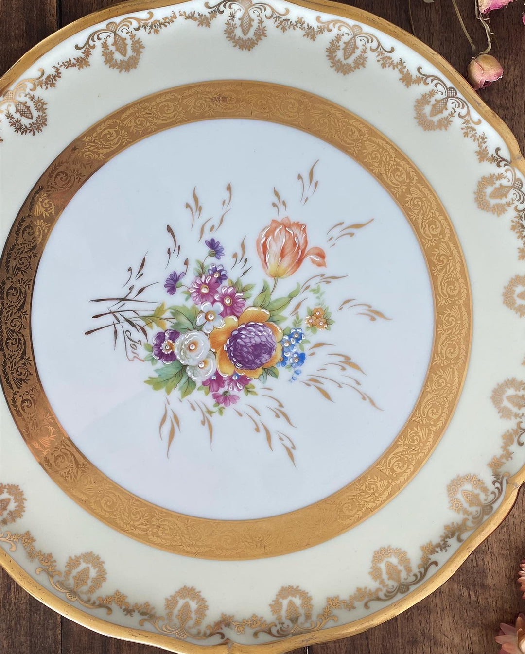 Plat de service Porcelaine de limoges signée JS avec frise dorée