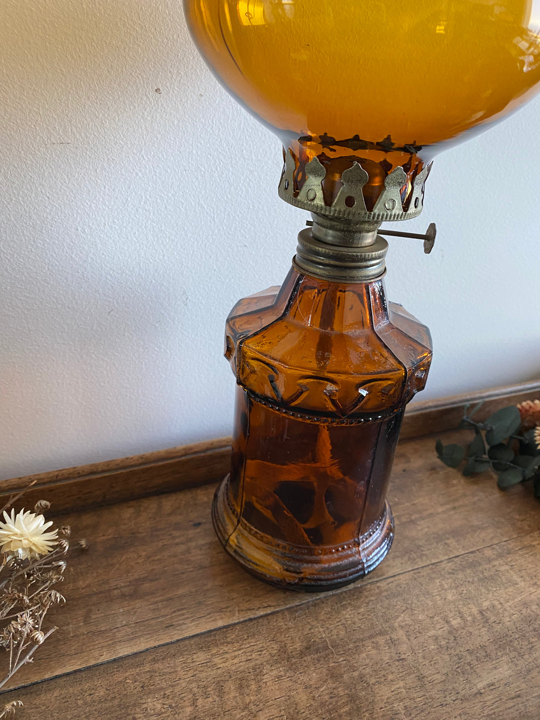 Lampe à pétrole en verre marron fumé