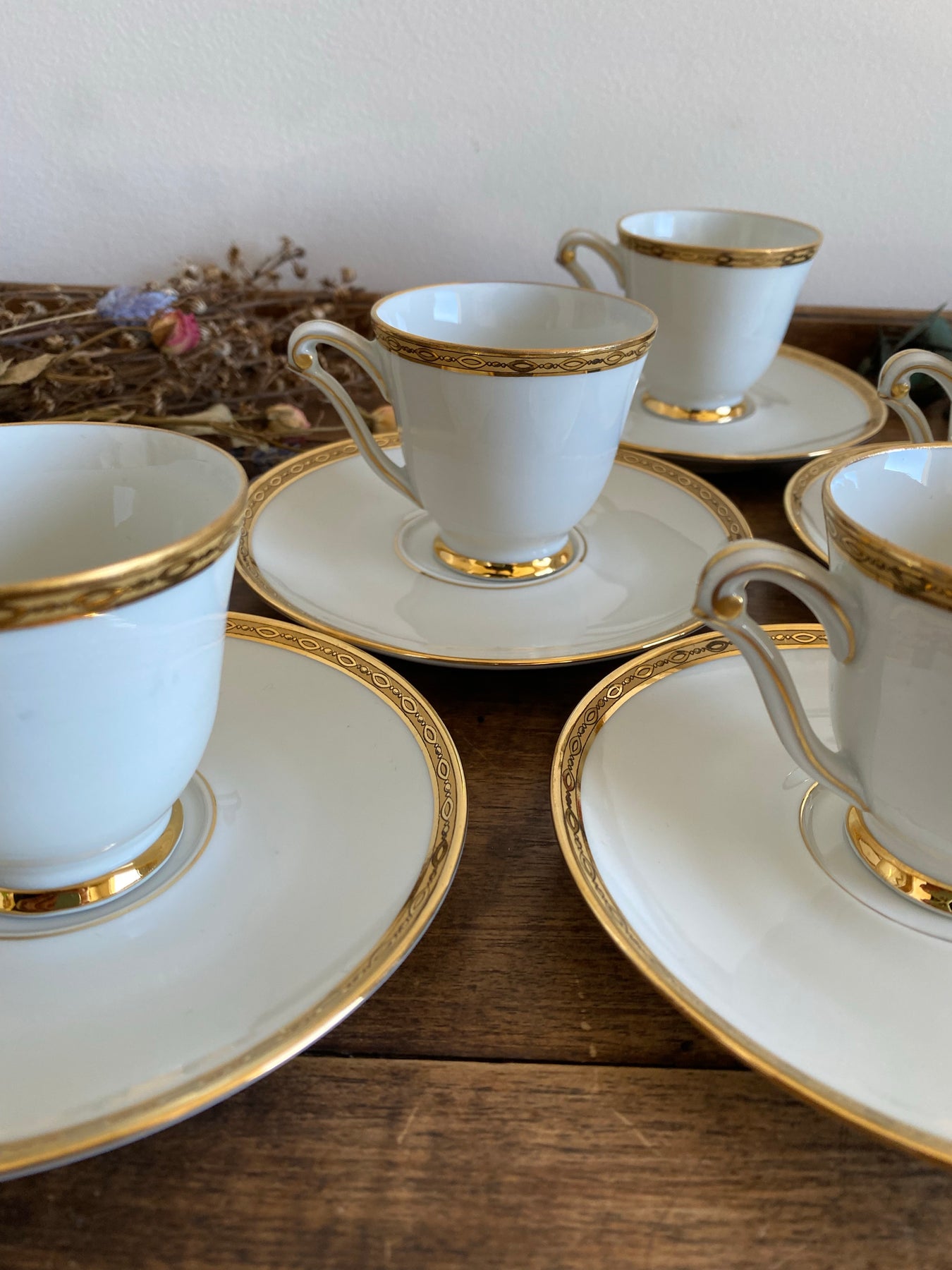 Service à café vintage français en porcelaine blanche et dorée SEP Limoges  8 tasses et soucoupes -  France