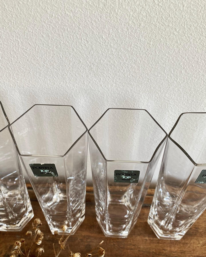 Verres en cristal à pans coupés et fonds massif