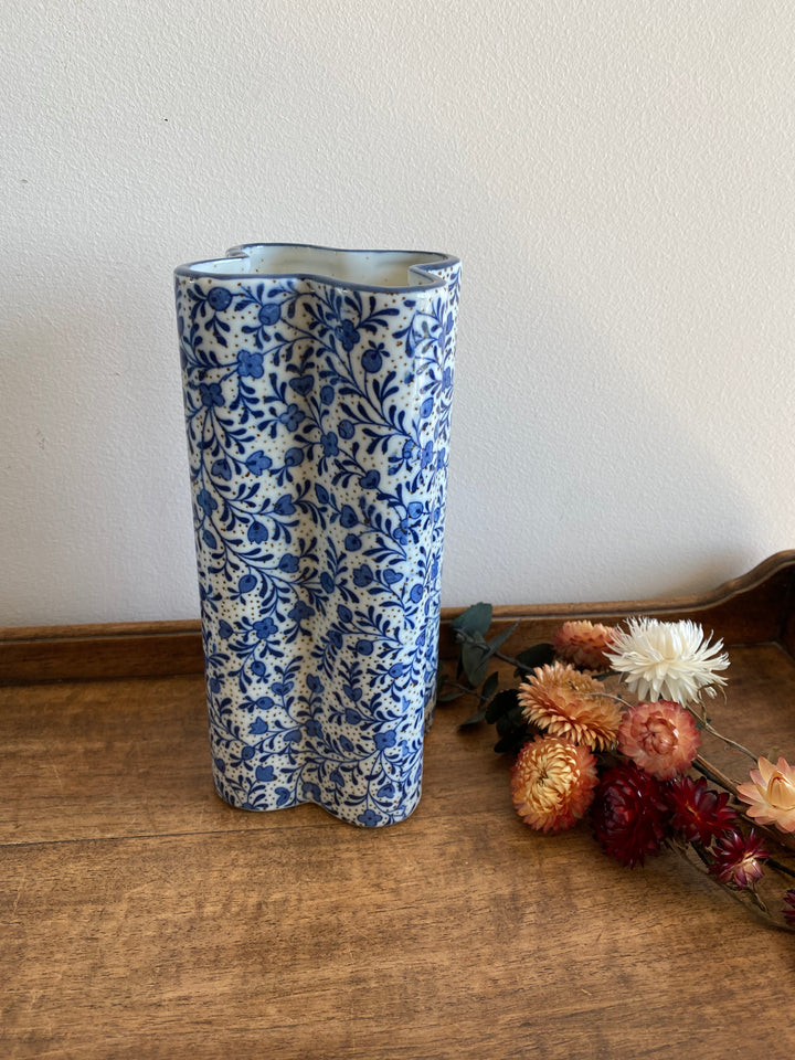 Vases en porcelaine fleuris bleus