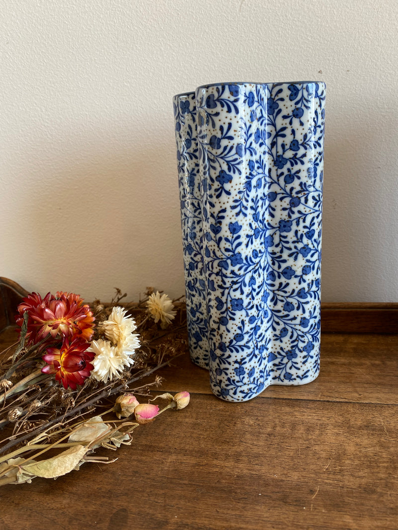 Vases en porcelaine fleuris bleus