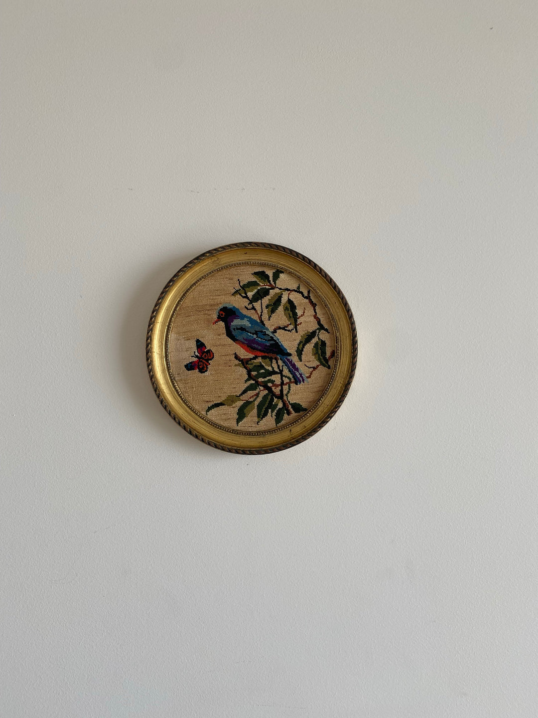 Broderie ronde dorée motifs oiseau et papillon