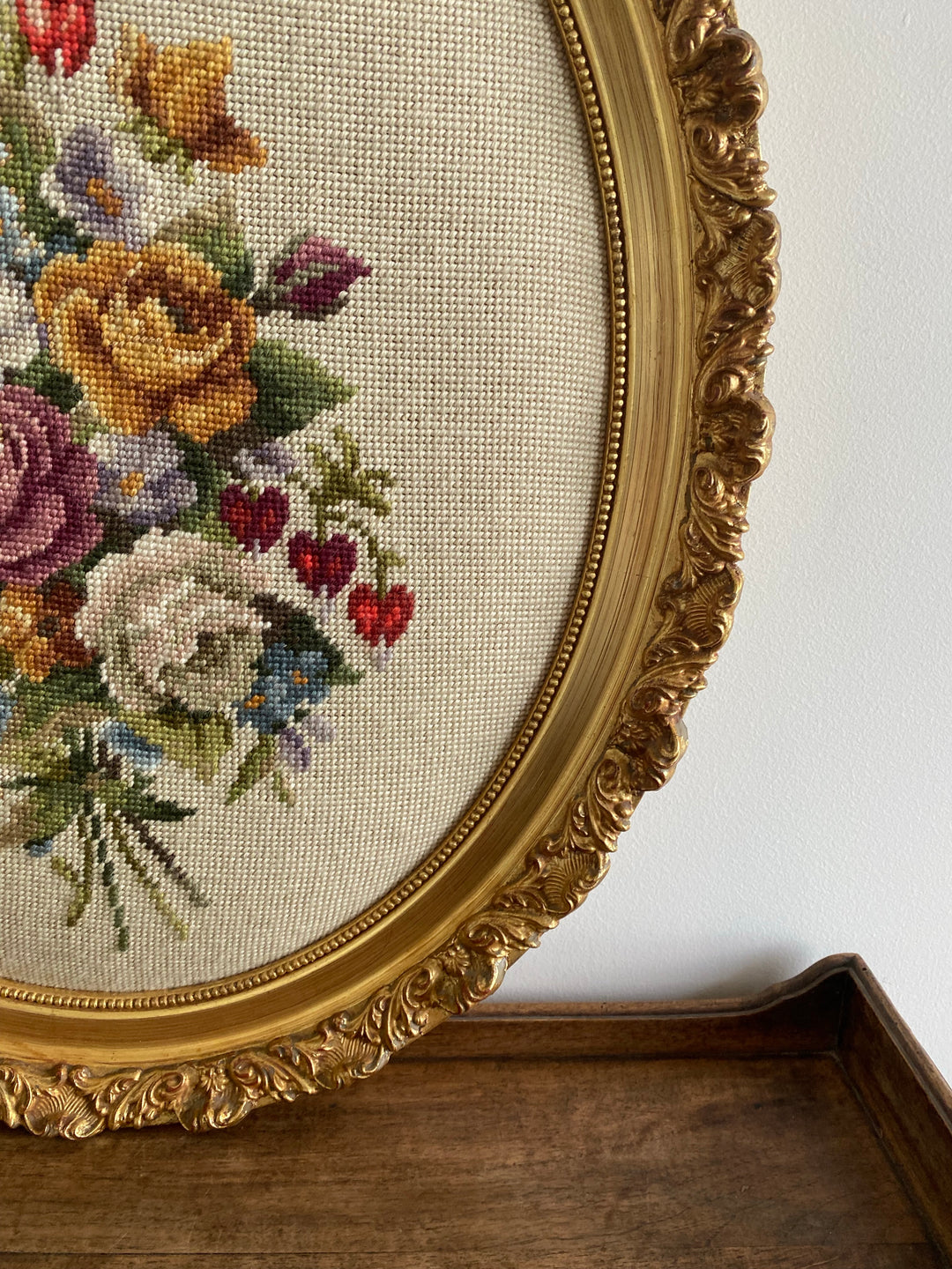 Broderie XL bouquet de fleurs dans cadre à moulures dorées