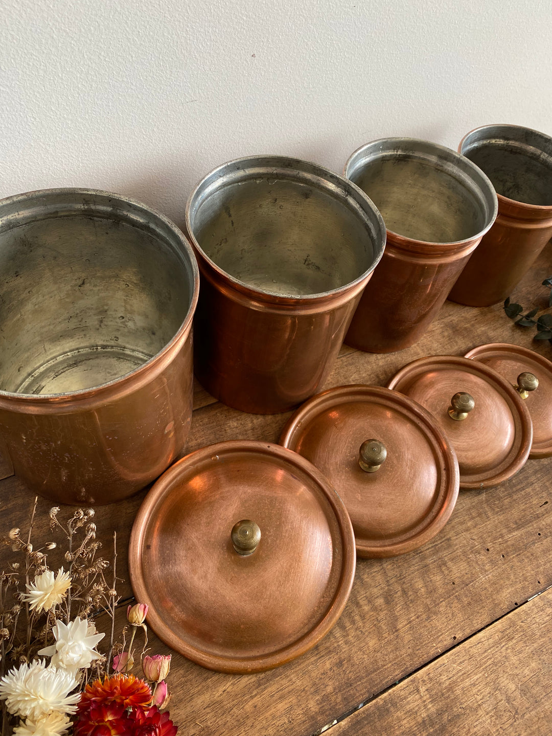 Pots en cuivre avec couvercles