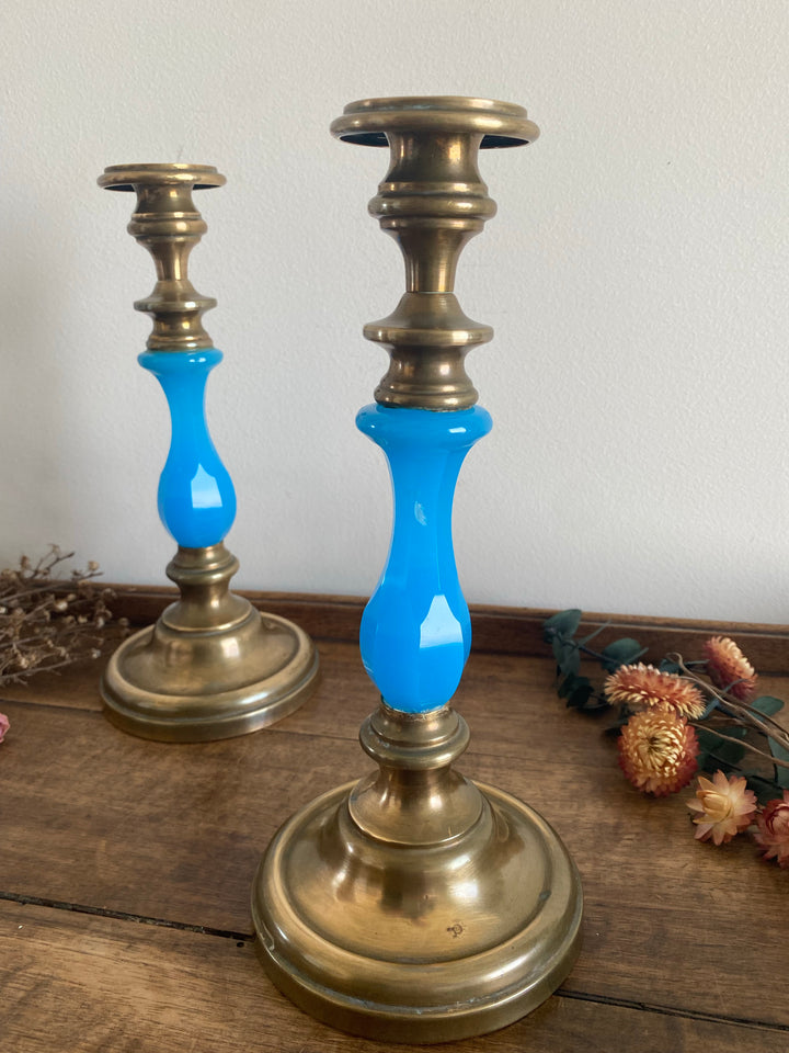 Bougeoirs en laiton avec leur élégant manche bleu en opaline