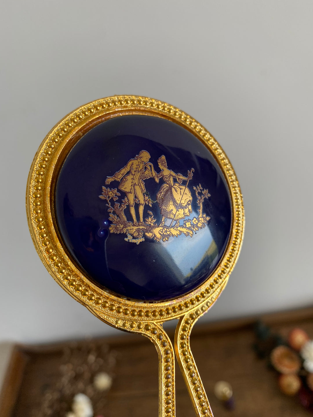 Parure bleu du four Limoges comprenant petit miroir à mains et vaporisateur