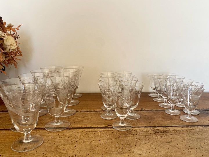 Verres anciens à pied gravés d’une frise florale