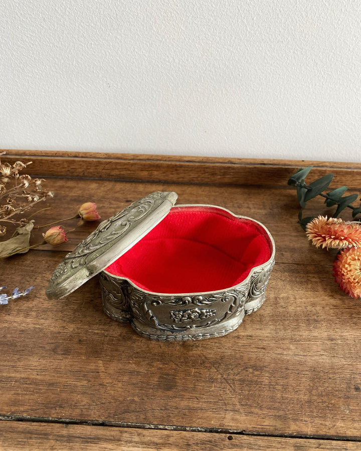 Boîte ancienne en métal argenté avec roses et feuillages gravés