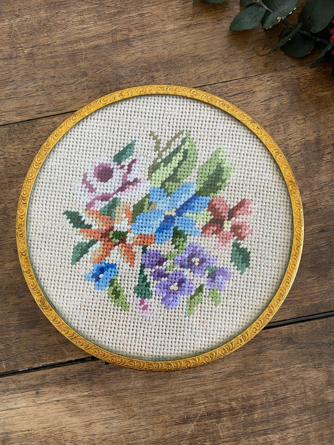 Broderie cerclée dorée