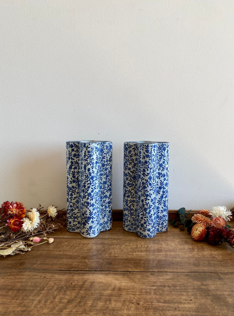 Vases en porcelaine fleuris bleus