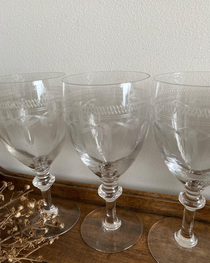 Verres à vin en cristal avec frises décoratives gravées