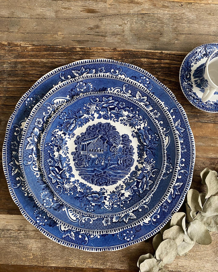 Service complet d'assiettes anglaises. Collection ‘Avon Cottage’ par Enoch Wedgwood