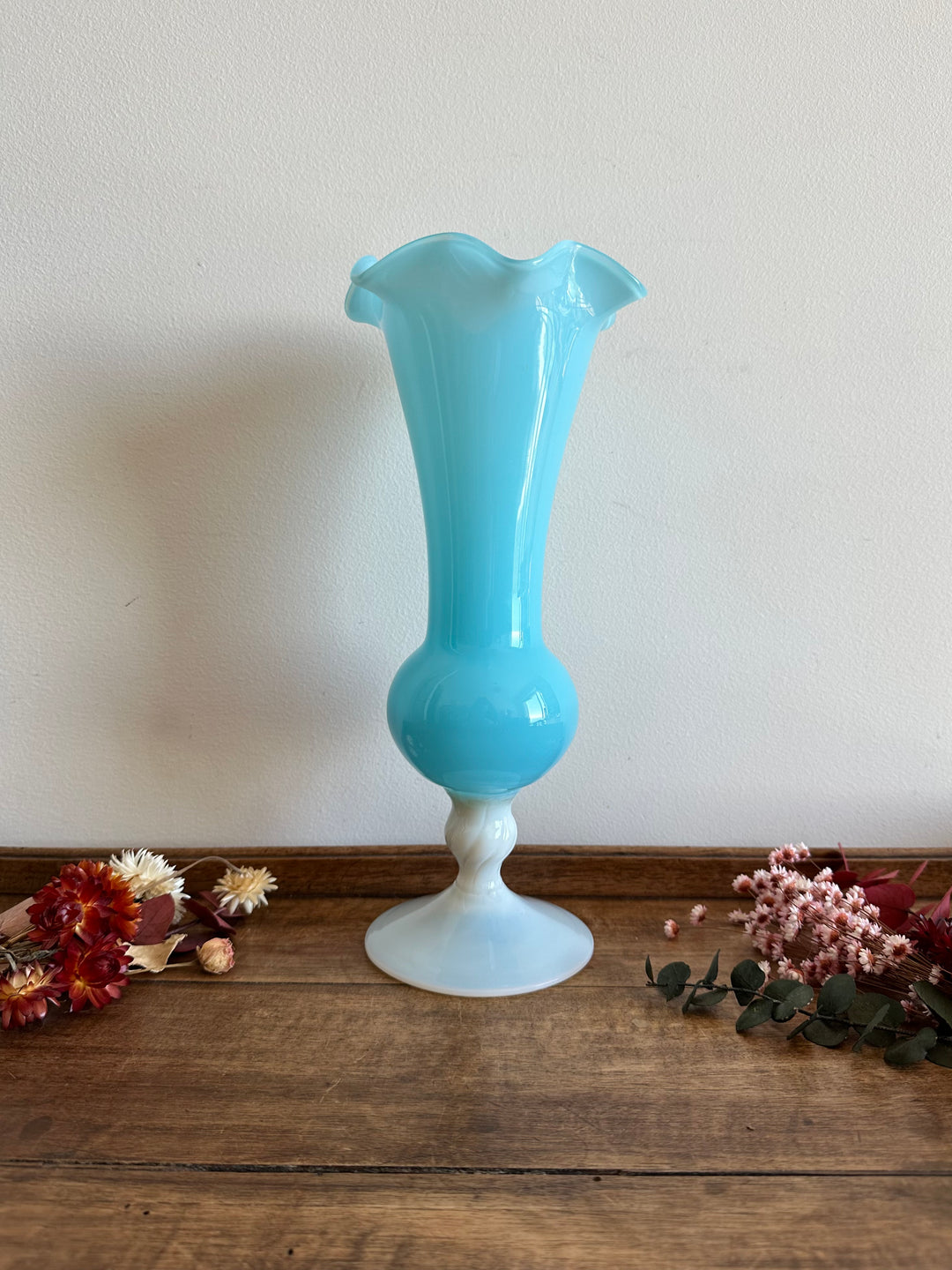 Vase en opaline bleu sur pied blanc