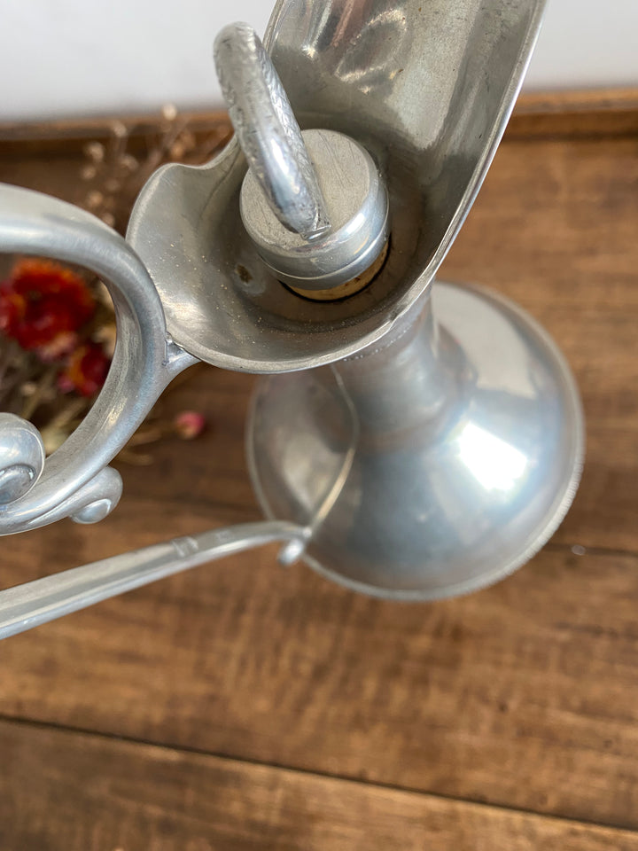 Aiguière en métal argenté et verre violette