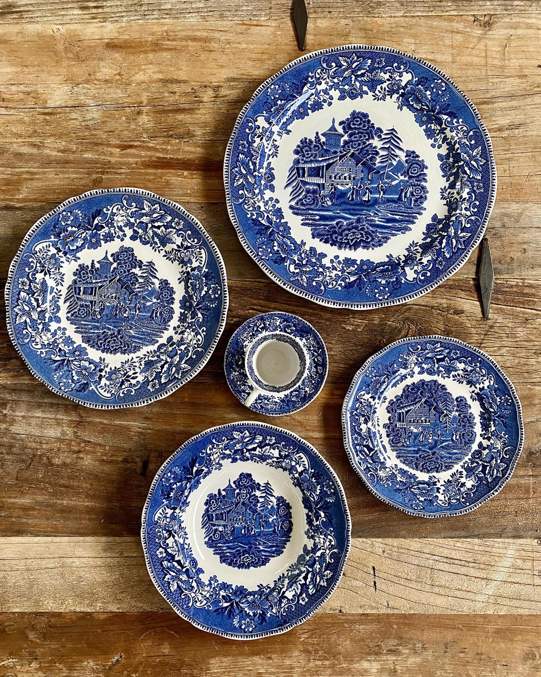 Service complet d'assiettes anglaises. Collection ‘Avon Cottage’ par Enoch Wedgwood