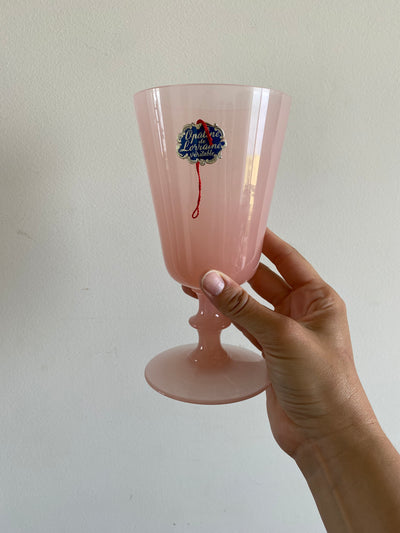 Vase à pied en opaline rose