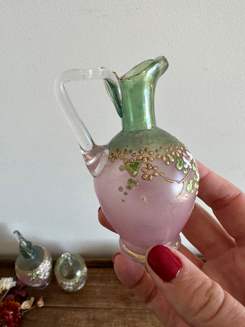 Ensemble en verre rose et vert décoré de petites fleurs peintes à la main verre fumé