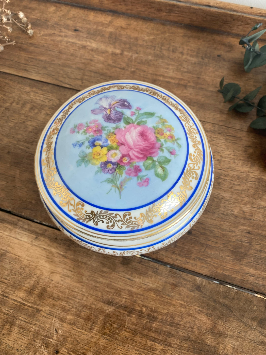 Bonbonnière blanche et bleu et dessin fleurs Limoges