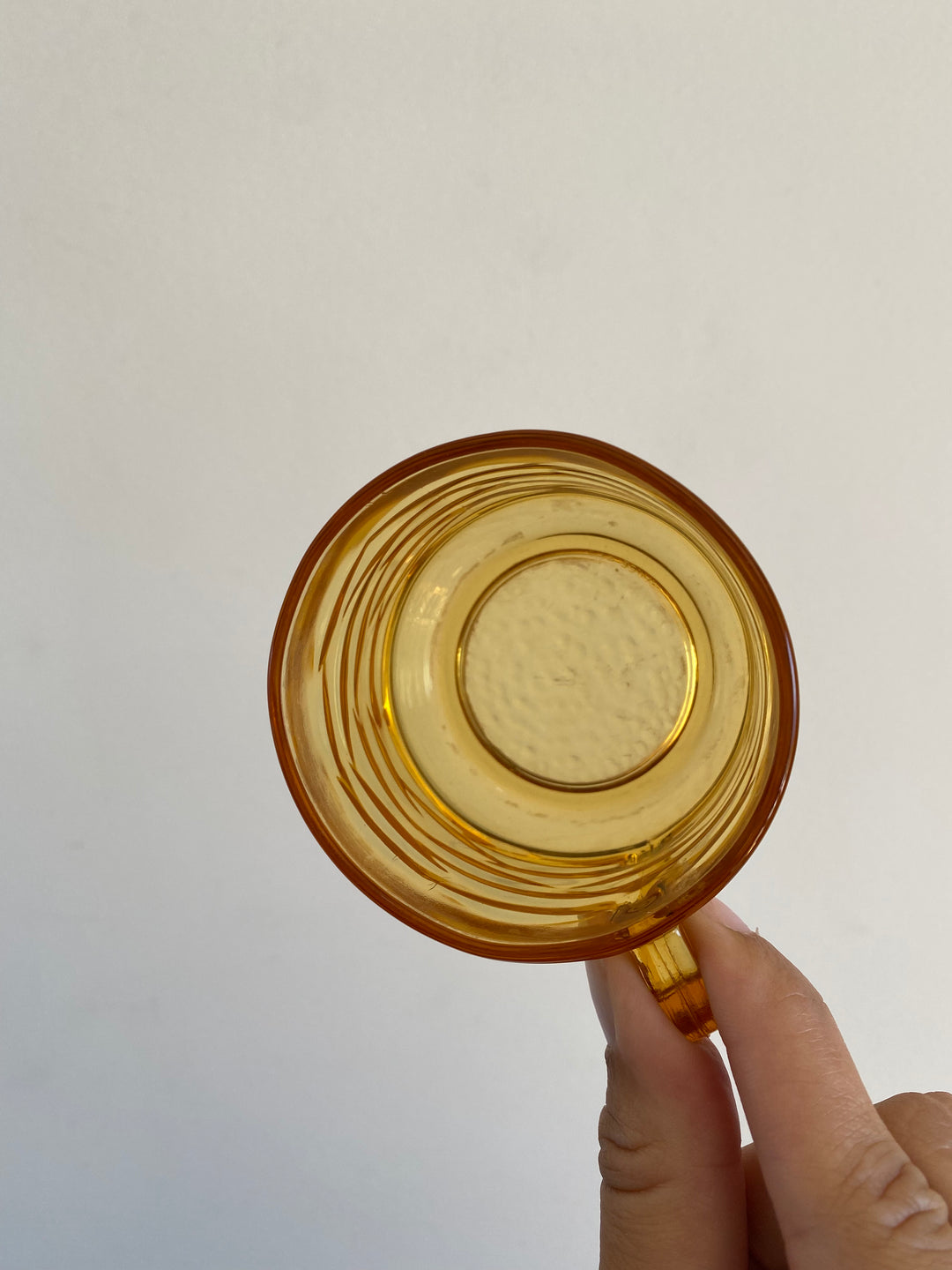 Tasses et soucoupes en verre ambré