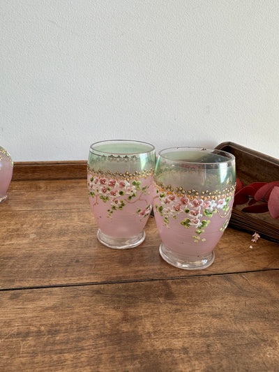 Ensemble en verre rose et vert décoré de petites fleurs peintes à la main verre fumé