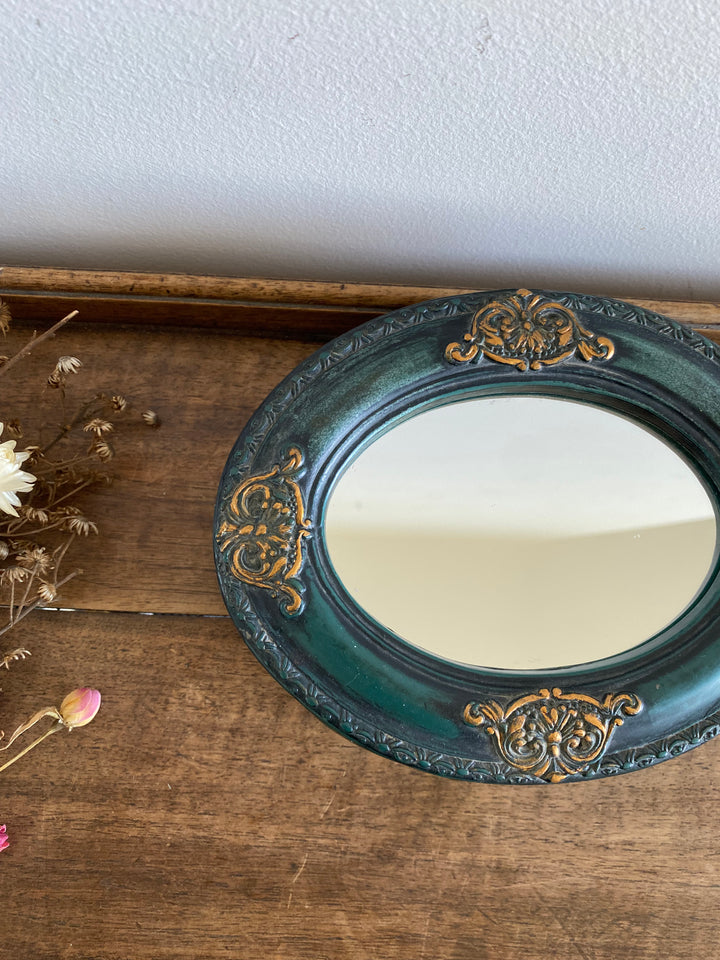 Boîte en bois ovale verte avec miroir